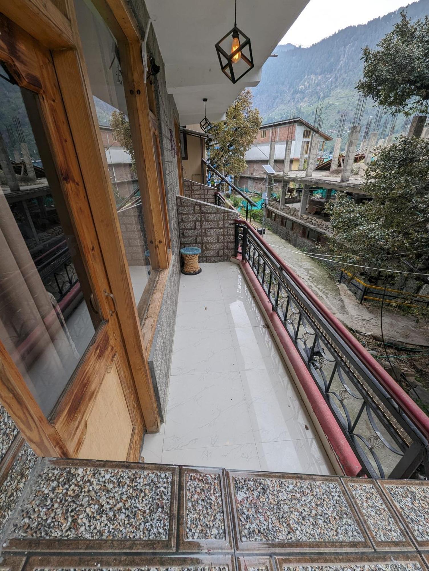 Attic Monkey Cafe & Rooms Manāli Exterior foto