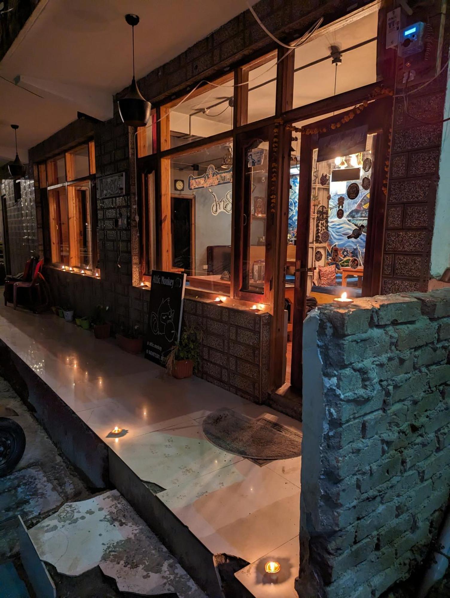 Attic Monkey Cafe & Rooms Manāli Exterior foto